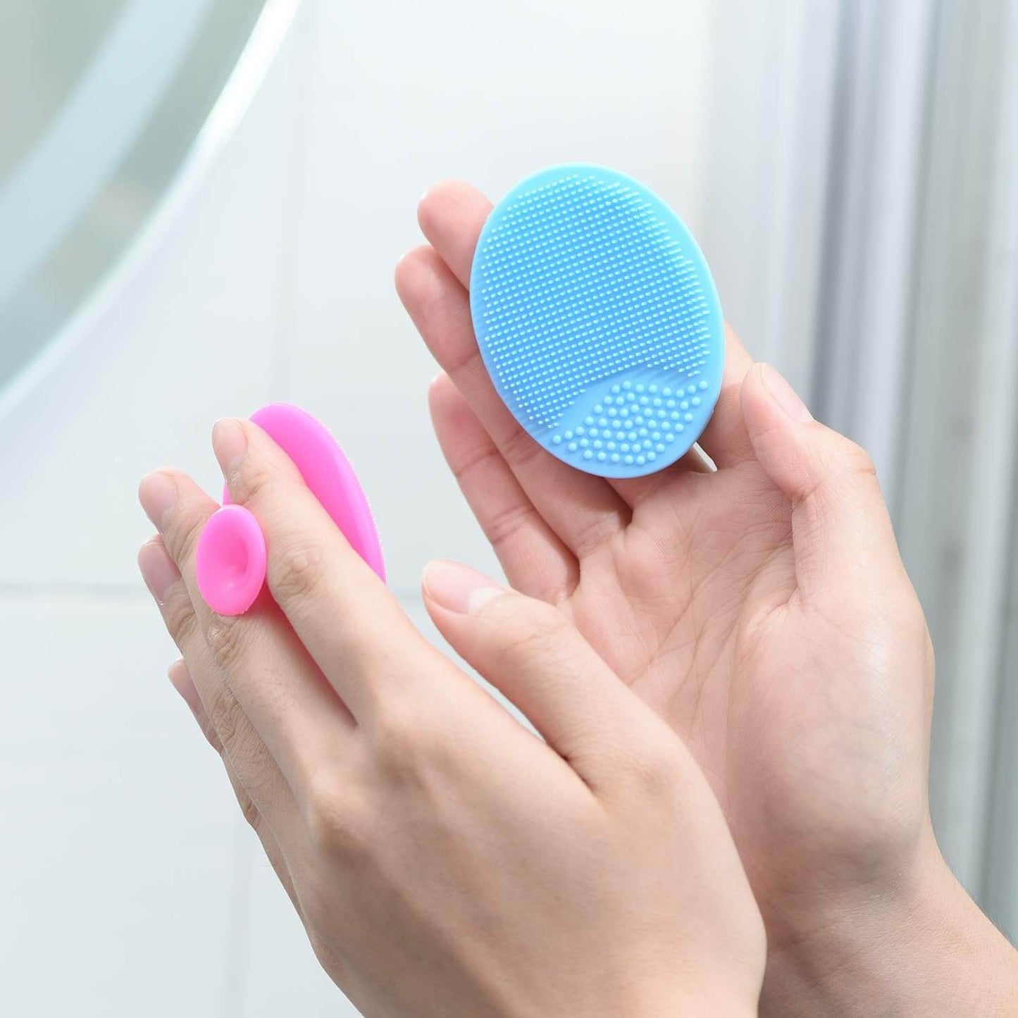 Hands holding Delune's BPA-free silicone-like face scrubber for effective and gentle skincare exfoliation.