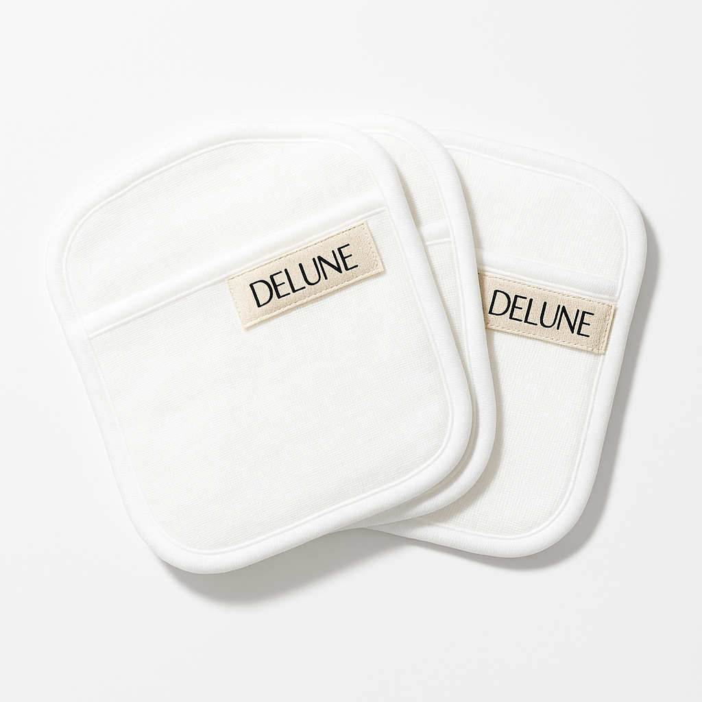 Set of reusable, pure cotton makeup remover cloths by Delune, offering a sustainable alternative to disposable wipes.