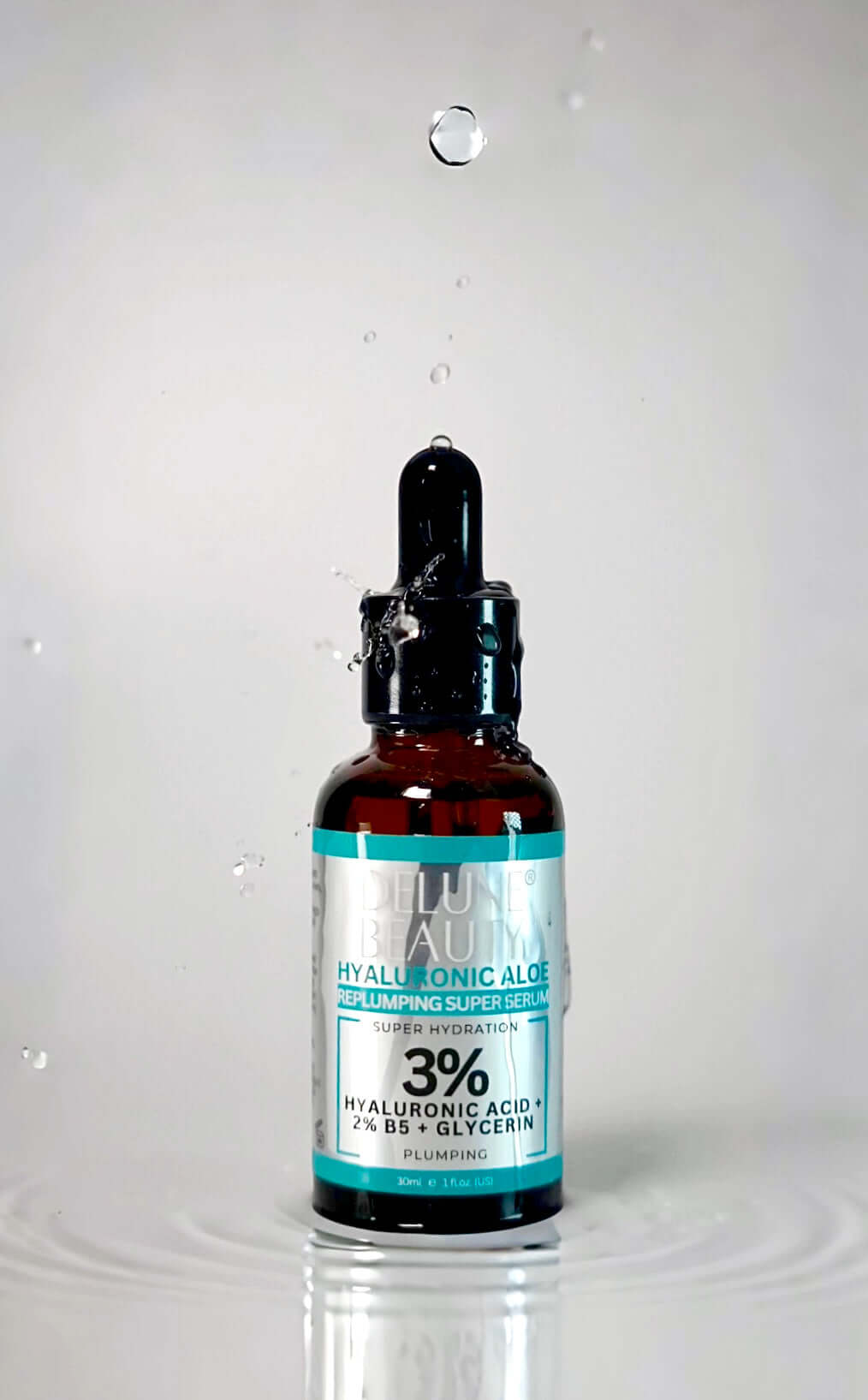 Delune 3% Hyaluronic Aloe Face Serum for glowing, hydrated skin with organic glycerin and aloe vera, bottle with water droplets
