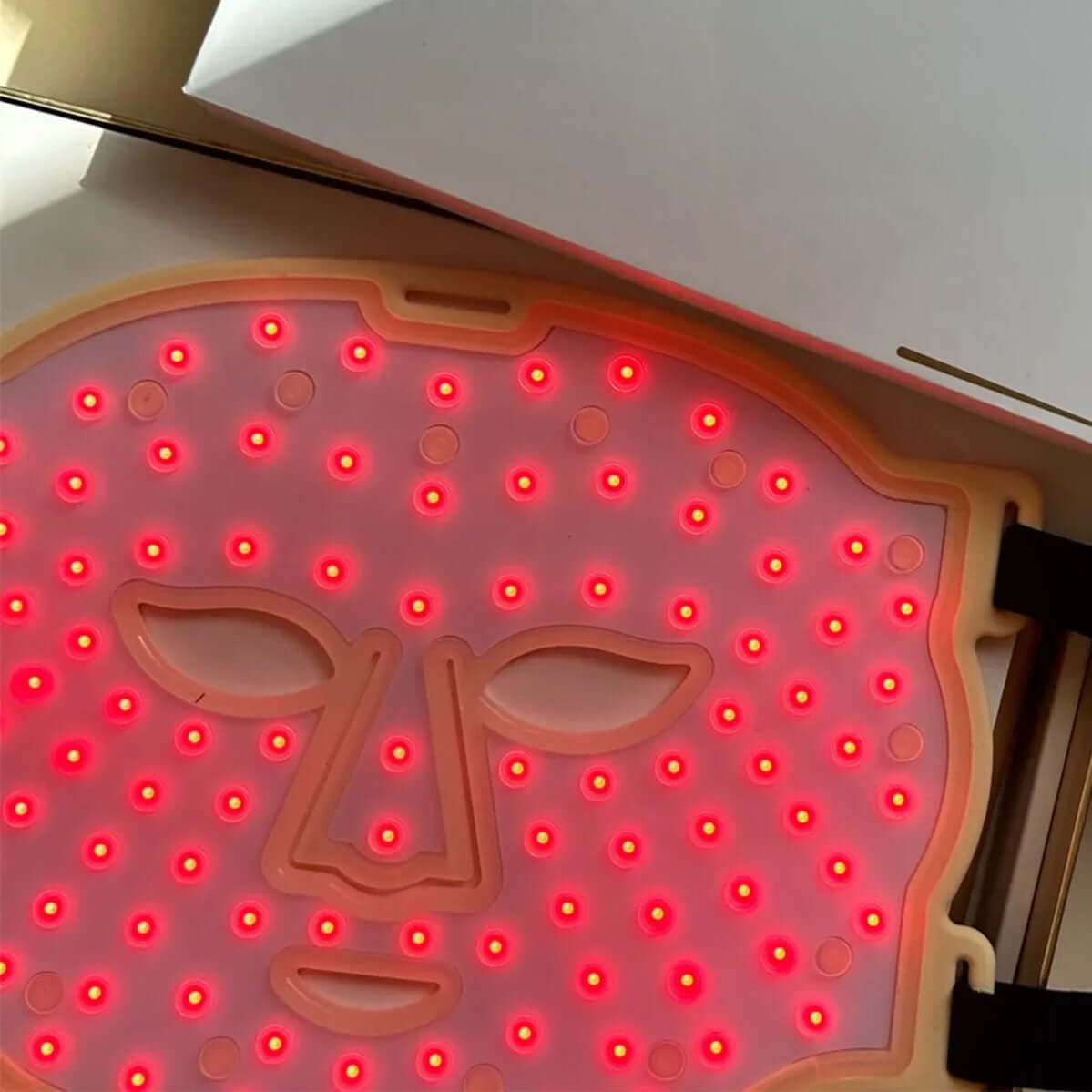 Experience Delune's anti-aging red LED light therapy mask with 198 LEDs for full facial treatment and comfort.