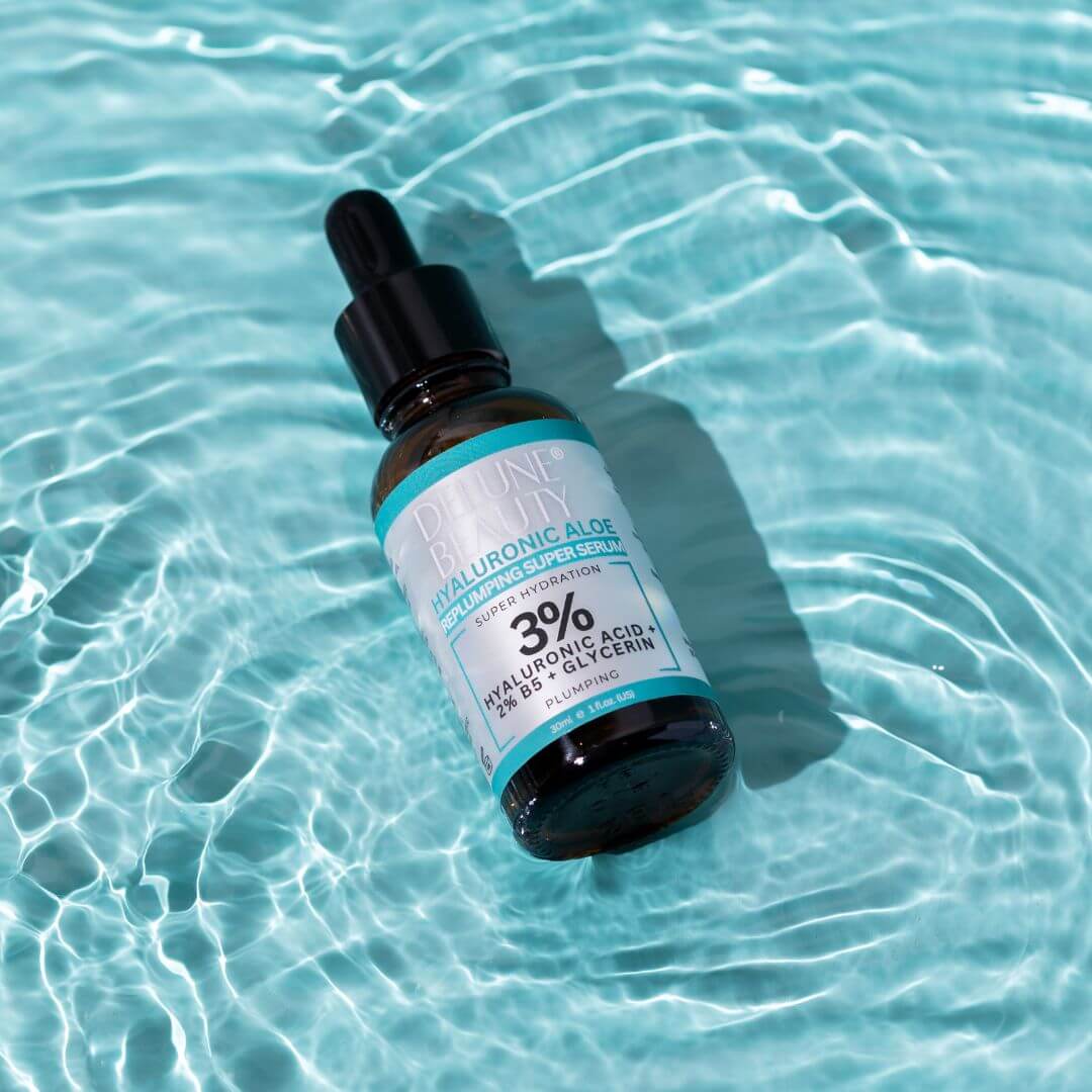 Delune 3% Hyaluronic Aloe Face Serum bottle on water background for hydration and skincare.