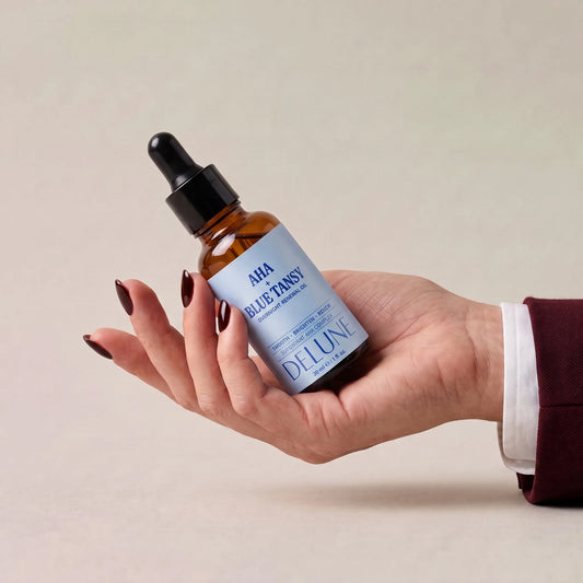 Face oil UAE – Delune Dubai AHA + Blue Tansy Overnight Renewal Oil held in an open hand