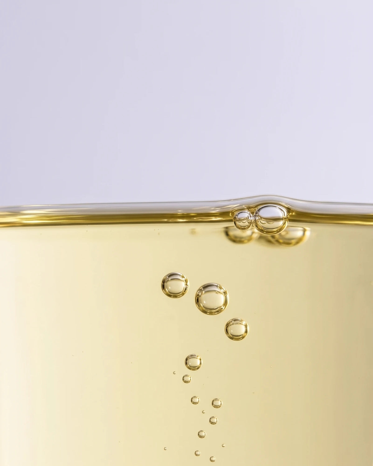 Face serum UAE – Delune Dubai Calm 49% Marula Oil Serum texture: clear pale golden marula oil with gently rising bubbles