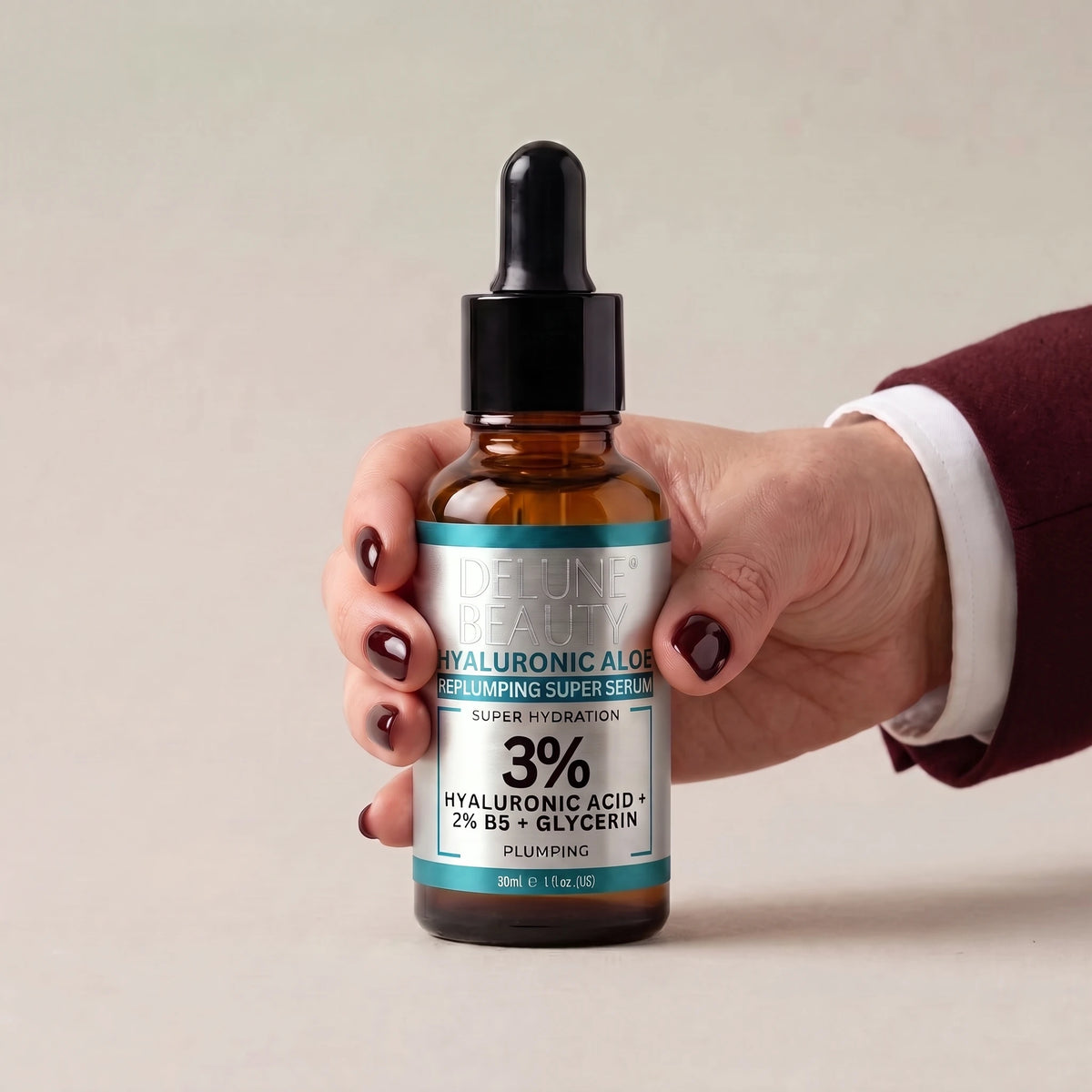 Face serum UAE – Hand holding Delune Dubai Hyaluronic Aloe Face Serum